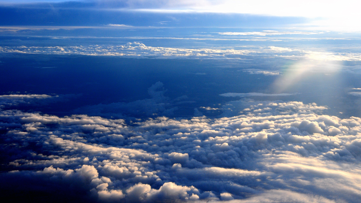 Bạn đã bao giờ tò mò xem bầu trời trông như thế nào từ trên máy bay chưa? Hãy xem ngay ảnh bầu trời trên máy bay để được thấy một góc nhìn hoàn toàn mới mẻ về vẻ đẹp của bầu trời. Cảm giác trôi chảy trên không trung sẽ mang đến cho bạn một trải nghiệm tuyệt vời.